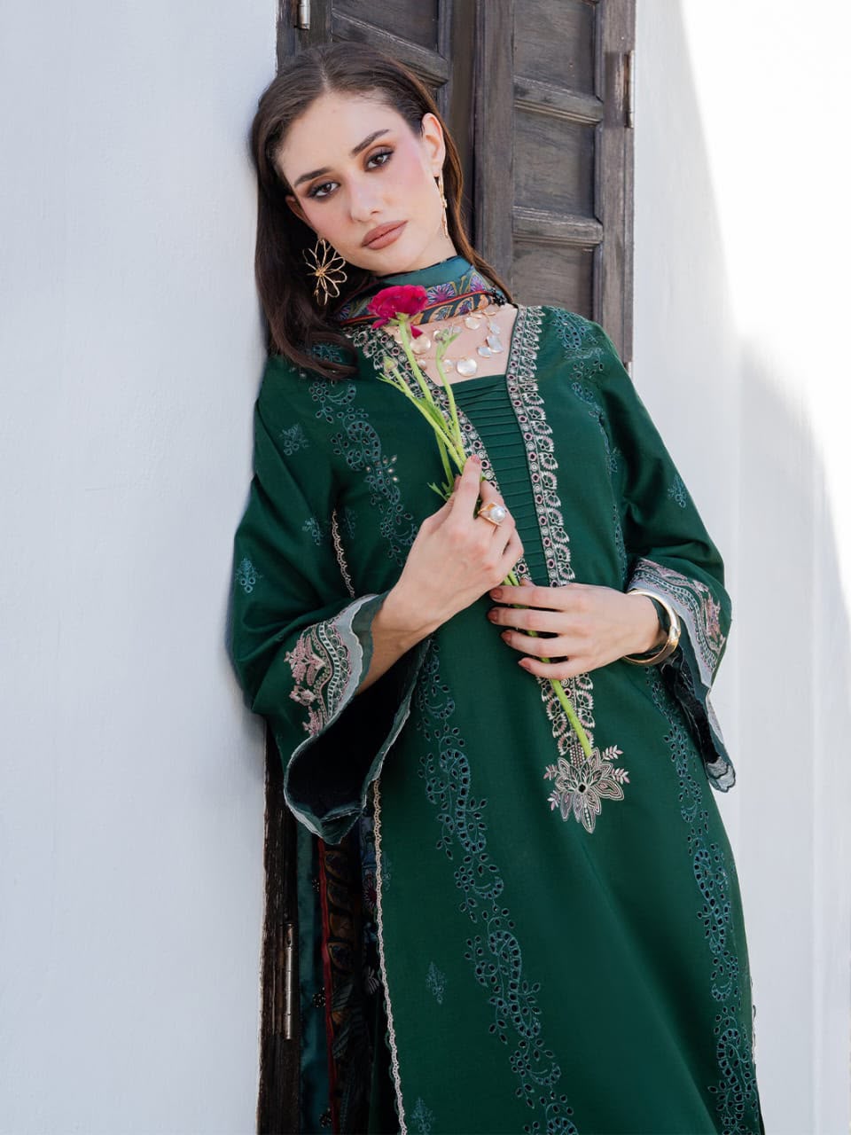 IZEL lawn embroidered elegant unstitced 3pc✓
